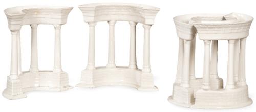 Floreros de mesa en porcelana esmaltada en blanco cuya forma es de templete clásico