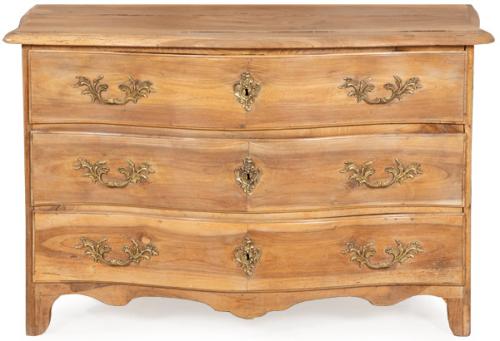 Cómoda Luis XV en madera de nogal sin tratar, con tres cajones con el frente sinuoso. Tiradores y escudos de cerradura en latón.