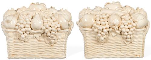 Pareja de centros de mesa en forma de cestas con frutas y hojas de cerámica esmaltada en blanco de Bassano. 