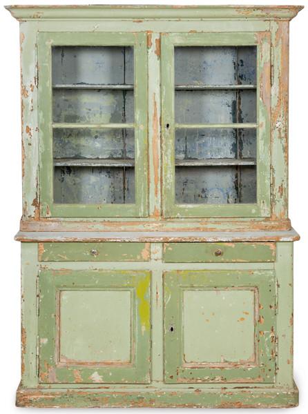 Mueble aparador en madera de pino pintada en diferentes tonos de verde, con faltas de policromía. El cuerpo superior con dos puertas acristaladas abatibles y dos baldas en su interior. El inferior, con dos cajones sobre dos puertas con un estante interior