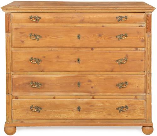 Cómoda desmontable en dos partes, en madera sin tratar, con cinco cajones largos, con tiradores y escudos de cerradura en latón.