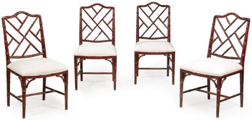 Conjunto de 4 sillas estilo Chippendale en madera imitando bambú, con asiento tapizado en tela de algodón blanco.