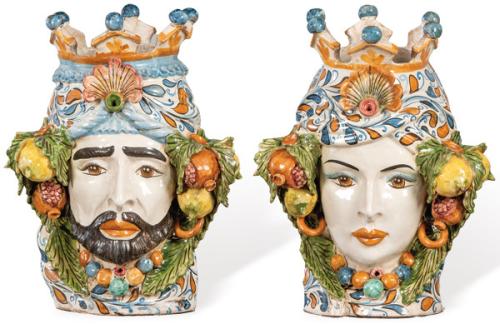 Pareja de maceteros en forma de cabezas de moros coronados en cerámica pintada y esmaltada firmados por G. Romano Caltagirone.Italia, Sicilia S. XX