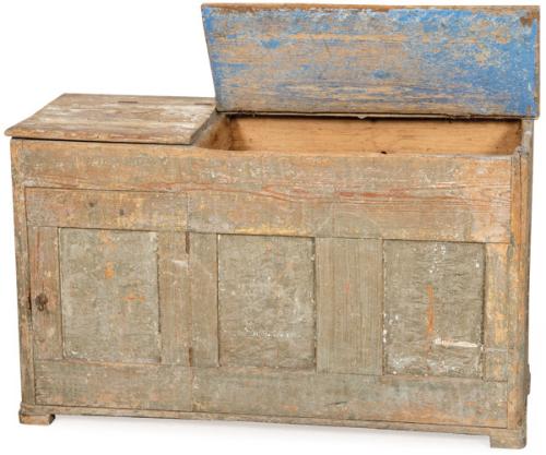 Arca en madera de roble pintada de gris, con dos tapas abatibles policromadas de azul en el interior.