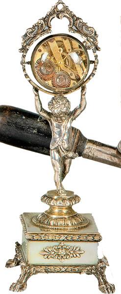 Pequeño reloj de sobremesa de plata punzonada Ley 800.