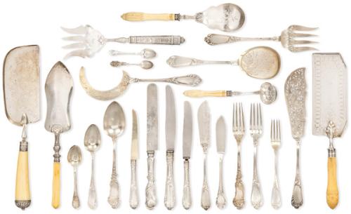 Cubertería de plata francesa punzonada Ley 950 con punzones de Henri Soufflot (París 1884-1910) y De D. Roussell París h. 1895 algunas piezas son de metal plateado de Christofle con el mismo diseño.