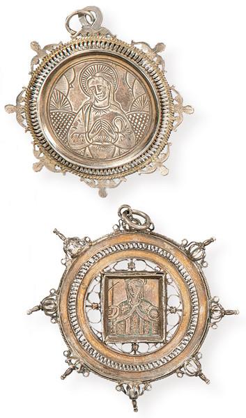 Dos Patenas de plata adornos para el traje de vistas de la Alberca Salamanca en plata, S. XVII.