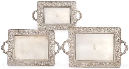 Juego de tres bandejas rectangulares de dos asas de plata española punzonada 1ª Ley.