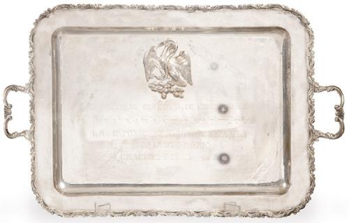 Bandeja rectangular de dos asas de plata mejicana punzonada Ley Sterling de Platería Emma con escudo mejicano y dedicatoria "Las Cámaras Españolas de Comercio de Méjico Puebla y Veracruz a la Exposición Flotante Española "Ciudad de Toledo" Veracruz Nov. d