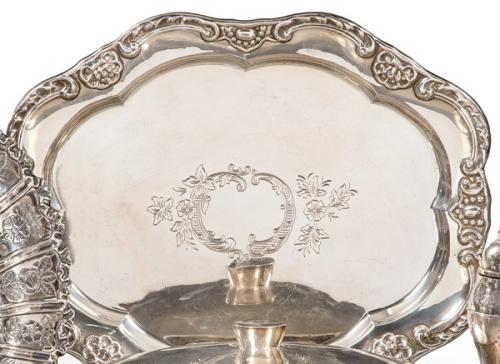 Bandeja ovalada de borde ondulado de plata española punzonada 1ª Ley con marca comercial de Suarez.