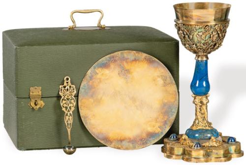 Cáliz de plata dorada de Talleres de Arte Granda con patena y cucharilla y estuche