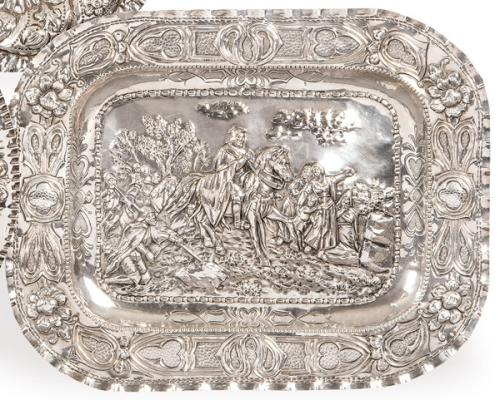 Bandeja rectangular de plata española punzonada de J. López, Madrid pp. S. XX con escena del Cid a su paso por los pueblos.