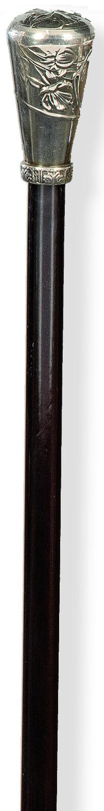 Bastón con empuñadura de plata con marca "made in Portugal" con decoración floral cincelada.