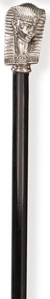 Bastón con empuñadura de plata con marca no identificada representando la cabeza de un faraón.