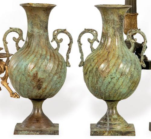 Pareja de ánforas de metal patinado en verde mediados S. XX.