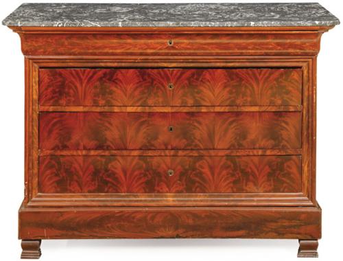 Cómoda Carlos X en madera de caoba y palma de caoba, con tapa de mármol negro veteado sobre cajón con el frente moldeado, sobre otros tres rectos sin tiradores. Francia, mediados S. XIX
