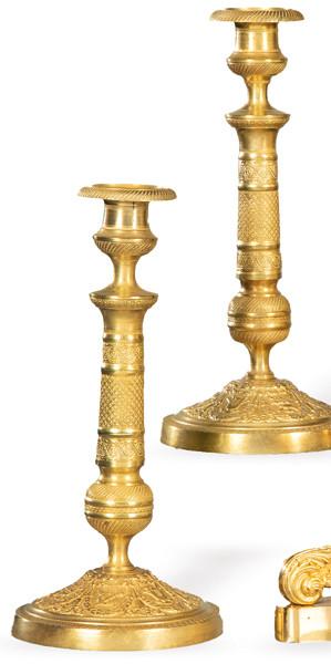 Pareja de candeleros Carlos X de bronce dorado, Francia h. 1830.