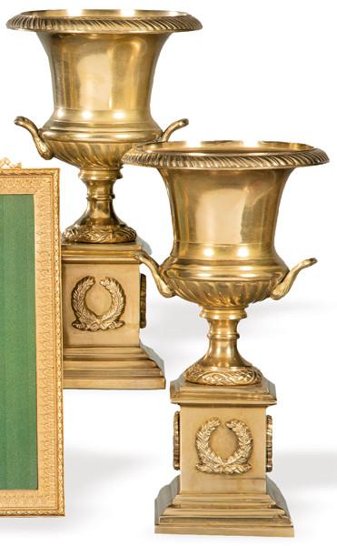 Pareja de copas tipo Medici de bronce dorado pp. S. XX.