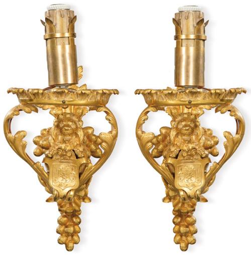 Pareja de apliques blasonados de bronce dorado S. XIX.