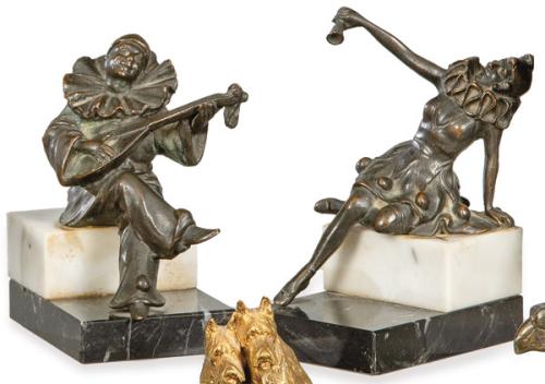 "Pierrot y Colombina" Pareja de sujetalibros de bronce patinado, Art Deco, Francia h. 1930.