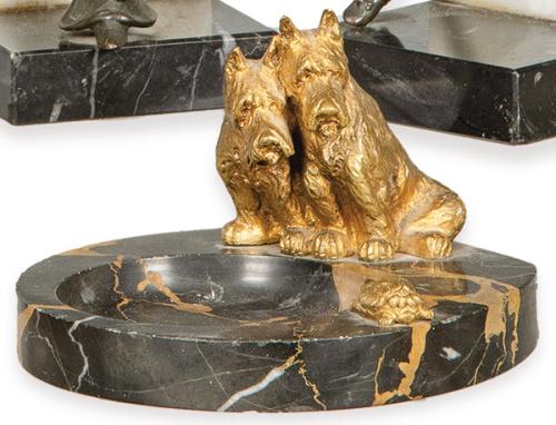 Vacia bolsillos Art Deco de bronce dorado y mármol negro jaspeado, Francia h. 1920-30.