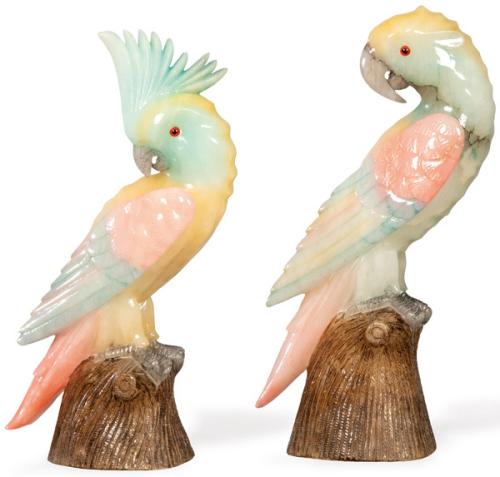 Pareja de cacatuas talladas en alabastro coloreado S. XX.