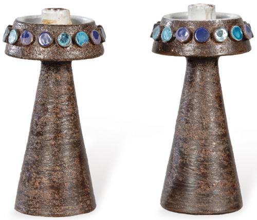 Pareja de candeleros daneses de cerámica esmaltada y con cabujones vidriados h. 1970.