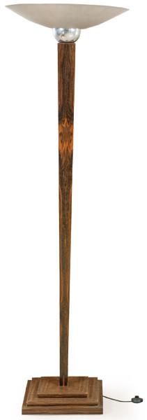Lámpara de pie art decó, con difusor semi esférico de metal sobre fuste y base en madera de palosanto.
