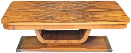 Coffee table Art decó en madera de nogal, con tapa rectangular sobre pedestal en forma de góndola y plataforma plana.