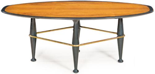 Coffee table con tapa ovalada en madera de nogal con borde lacado en negro al igual que las patas unidas por elemento tubular de latón.