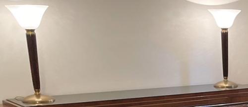 Pareja de lámparas de mesa art decó, con tulipa de vidrio de Murano, sobre pedestales cónicos y base de latón. Italia, años 30