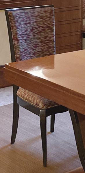 Conjunto de 12 sillas art decó, en madera lacada, con tapicería de tela de Missoni.