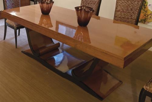 Mesa de comedor extensible art decó en madera de nogal, con tapa rectangular, sobre pedestal tipo góndola.