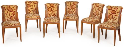 Conjunto de seis sillas art decó en madera de nogal, con tapicería de tela con decoración vegetal de época posterior. Francia, años 30
