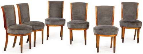 Conjunto de 6 sillas art decó en madera de nogal, con tapicería de época posterior en terciopelo gris, sobre patas pintadas parcialmente de negro.