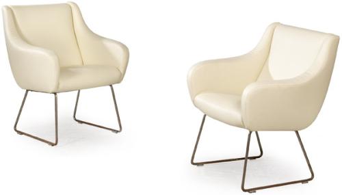 Pareja de butacas con tapicería de polipiel beige, sobre estructura de varilla metálica sobre deslizadores.