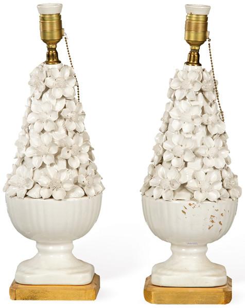 Pareja de lámparas de sobremesa en forma de copa con hojas y flores, en cerámica esmaltada en blanco de Manises.