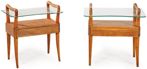 Pareja de mesas de noche estilo Paolo Buffa, en madera de roble y nogal, con balda de cristal sobre patas torneadas, debajo se sitúa una estructura en la que se aloja un cajón oculto. Italia, años 40