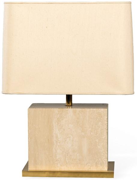 Lámpara de mesa con una base de latón, sobre la que se sitúa un gran cubo de mármol travertino y tulipa de tela.