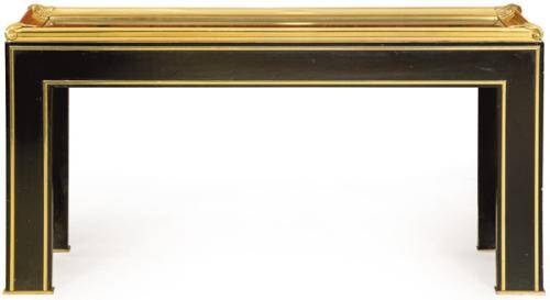 Consola en madera lacada en negro y latón.