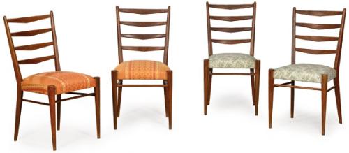 Conjunto de cuatro sillas en madera de teca, con tapicería de tela.