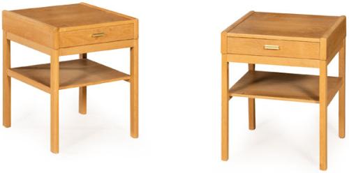 Pareja de mesas de noche en madera de roble con un cajón y estante en la parte inferior.