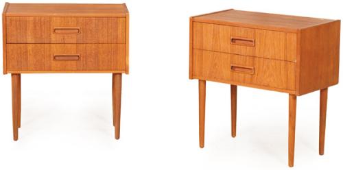 Pareja de mesas de noche, con dos cajones con tiradores de madera de teca sobre patas rectas.