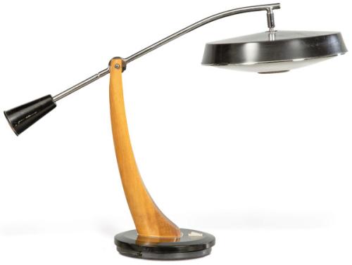 Luis Pérez de la Oliva y Pedro Martín García para Fase (Fabricaciones Seriadas),  La lámpara forma parte de la primera generación de diseños de Fase, empresa fundada en 1964.