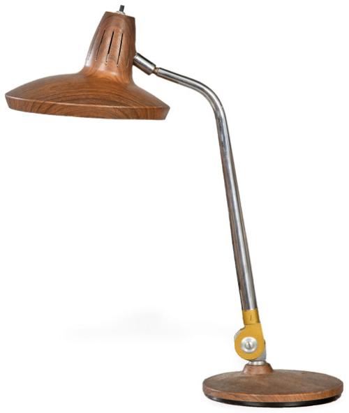 Lámpara de sobremesa marca FASE, modelo Faro, regulable, en metal cromado con base y difusor en metal imitando madera.