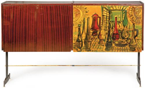 Aparador alto en madera y melamina con dos puertas abatibles, la de la derecha pintada, representando un bodegón. Sobre estructura de hierro pintado y latón. Años 70