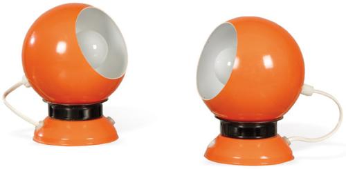 Pareja de lámparas de sobremesa magnéticas en forma de bola o burbuja de Hamalux DK4983 de Dannemare, realizada en metal esmaltado en naranja.