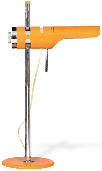 Lámpara de sobremesa, regulable, en metal cromado con base y difusor en metal esmaltado en naranja.
