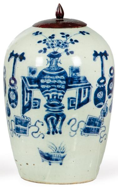 Jarrón chino con vidriado verdoso y decoración azul y blanco, Dinastía Qing S. XIX.