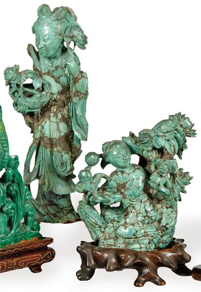 Dos figuras chinas talladas en turquesa, representando a mujeres.
